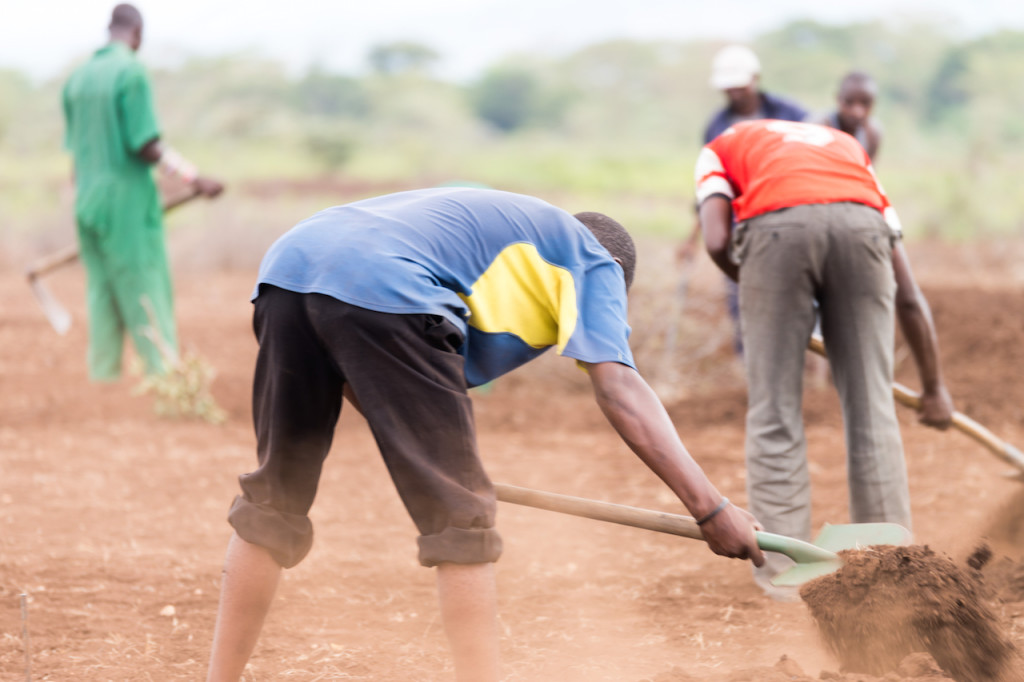 Naga_Kenya_Kuku2_digging rain catcher - copie